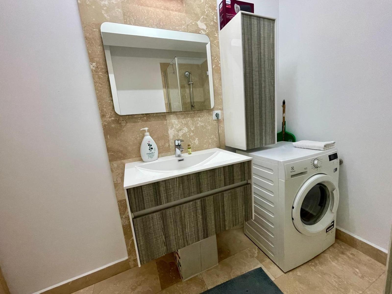 Yamaluxe Apartments - Between The Lakes - Close To Iulius Mall คลูจ-นาโปกา ภายนอก รูปภาพ